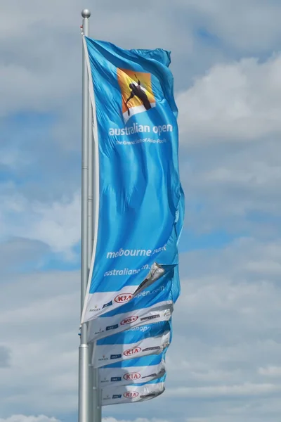 Banderas con logo Australian Open ondeando al viento — Foto de Stock