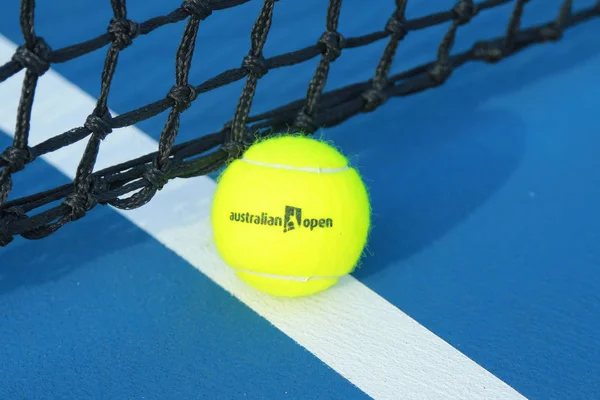 全豪テニス センター テニス コートで全豪オープンのロゴとウィルソン テニス ボール — ストック写真