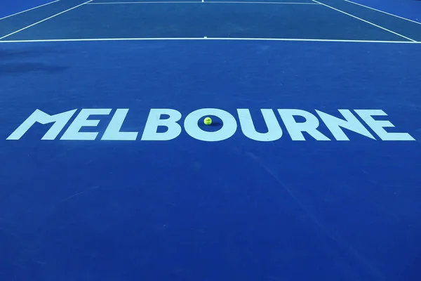 Ikonisches melbourne-schild an der rod laver arena mit wilson tennisball mit australischem open logo am australischen tenniszentrum — Stockfoto