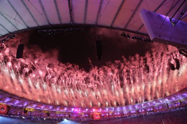 Rio de Janeiro'da Maracana Stadı nda Rio 2016 Olimpiyatları açılış töreni sırasında havai fişek