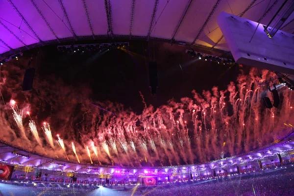 期间在里约热内卢的马拉卡纳体育场里约 2016年奥运会开幕式烟花 — 图库照片