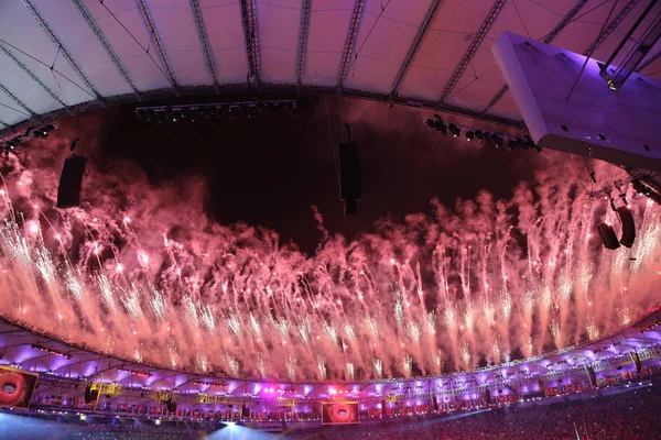 Artificii în timpul ceremoniei de deschidere a Jocurilor Olimpice de la Rio 2016 la stadionul Maracana din Rio de Janeiro — Fotografie, imagine de stoc