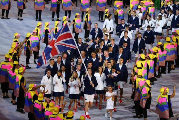 Olympiasieger andy murray mit der Fahne des Vereinigten Königreichs an der Spitze des olympischen Teams Great Britain bei der Eröffnungszeremonie in Rio 2016 — Stockfoto