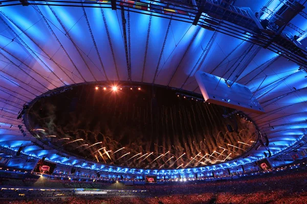 Feuerwerk während der Eröffnungsfeier der Olympischen Spiele 2016 im Maracana-Stadion in Rio de Janeiro — Stockfoto