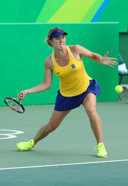 Jogadora de tênis Elina Svitolina da Ucrânia em ação durante partida individual da segunda rodada dos Jogos Olímpicos Rio 2016 — Fotografia de Stock