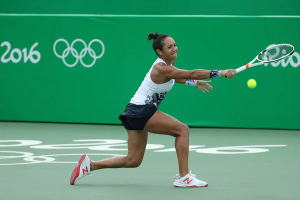 Tenisista Heather Watson Wielkiej Brytanii w akcji podczas singli drugiej rundy meczu Igrzysk Rio 2016 — Zdjęcie stockowe