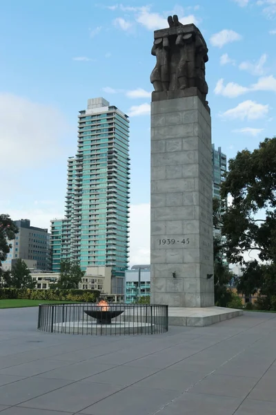 Der Kenotaph und die ewige Flamme in der Nähe des Schreins der Erinnerung in Melbourne, Australien — Stockfoto