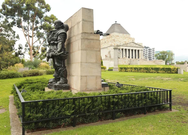 Il Memoriale del conducente e dei tergicristalli vicino al Santuario della Memoria a Melbourne — Foto Stock