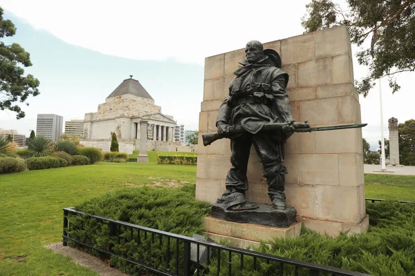 Das Denkmal für Fahrer und Scheibenwischer in der Nähe des Schreins der Erinnerung in Melbourne — Stockfoto