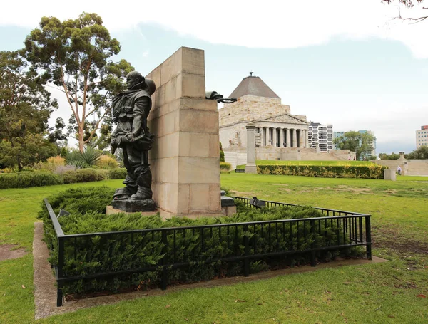 Das Denkmal für Fahrer und Scheibenwischer in der Nähe des Schreins der Erinnerung in Melbourne — Stockfoto