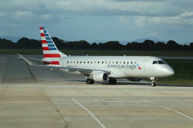 American Eagle uçak La Romana Uluslararası Havaalanı'nda asfalt üzerinde