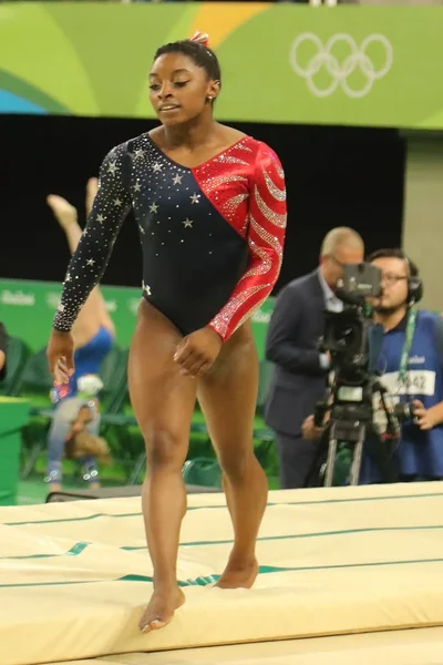 Campeona olímpica Simone Biles de Estados Unidos compitiendo en gimnasia femenina en los Juegos Olímpicos de Río 2016 — Foto de Stock