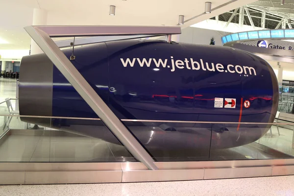 JetBlue silnika na wystawie w terminalu 5 na John F Kennedy International Airport w Nowym Jorku — Zdjęcie stockowe