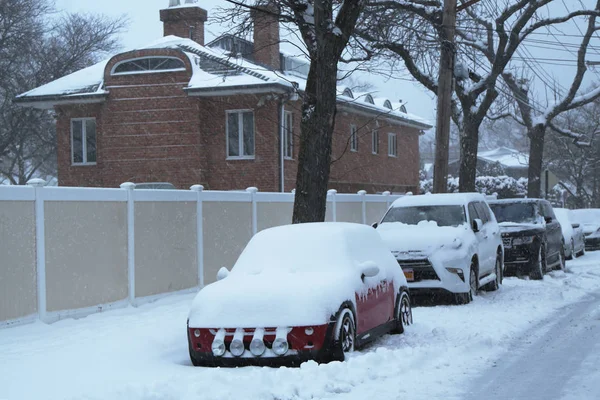 La nevicata continua a Brooklyn, New York dopo che la massiccia tempesta invernale Helena colpisce il nord-est . — Foto Stock