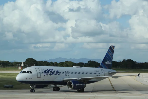 Jet Blue samolotu na płycie lotniska La Romana na lotnisku w — Zdjęcie stockowe