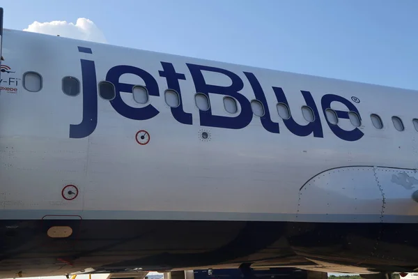 Aereo Jet Blue su asfalto all'Aeroporto Internazionale La Romana — Foto Stock