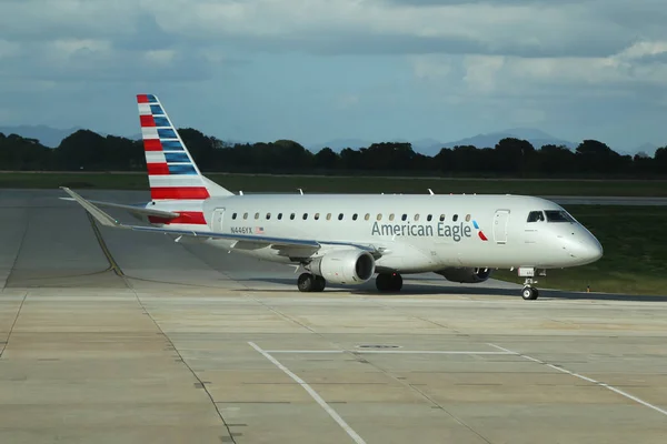 American Eagle vliegtuig op asfalt in La Romana International Airport — Stockfoto