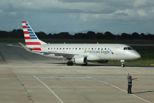 American Eagle samolotu na płycie lotniska La Romana na lotnisku w — Zdjęcie stockowe