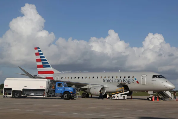 American Eagle samolotu na płycie lotniska La Romana na lotnisku w — Zdjęcie stockowe