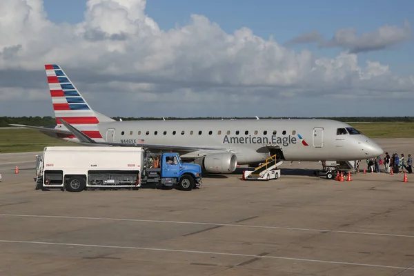 Amerikanisches Adlerflugzeug auf dem Rollfeld des la romana internationalen Flughafens — Stockfoto