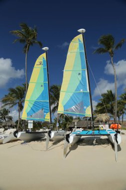Hobie Cat katamaran Playa La Romana Bayahibe Beach'de, turistler için hazır