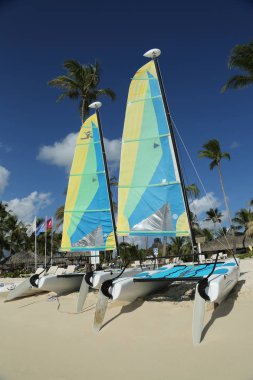 Hobie Cat katamaran Playa La Romana Bayahibe Beach'de, turistler için hazır