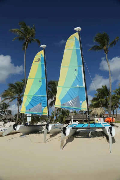 Катамаран Hobie Cat готов для туристов на пляже Playa Bayahibe Beach в Ла-Романе — стоковое фото