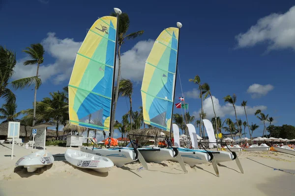 Hobie Cat catamaran ready for tourists at Playa Bayahibe Beach in La Romana — Stock Photo, Image