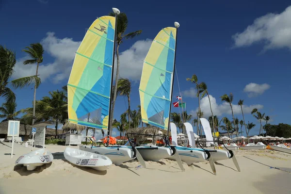 霍比猫双体船准备在拉罗马纳海滩 Bayahibe 海滩游客 — 图库照片