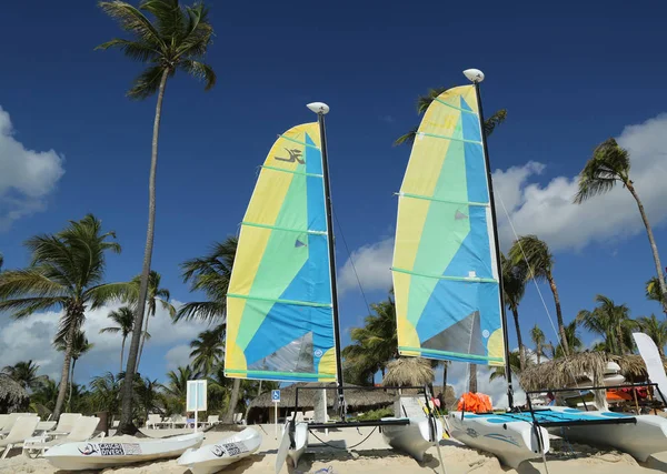 Hobie Cat catamaran ready for tourists at Playa Bayahibe Beach in La Romana — Stock Photo, Image