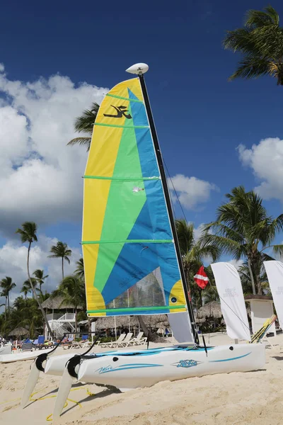 Hobie Cat katamaran gotowy dla turystów w Playa Bayahibe Beach w La Romana — Zdjęcie stockowe