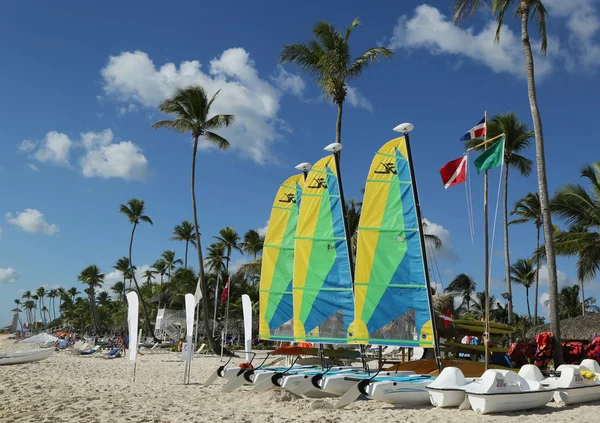 Catamarã Hobie Cat pronto para turistas em Playa Bayahibe Beach em La Romana — Fotografia de Stock