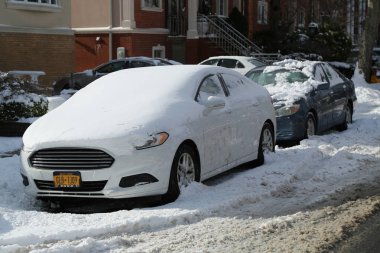 Brooklyn, NY büyük kış fırtına Helena kuzeydoğusunda vurur sonra kar altında araba. 
