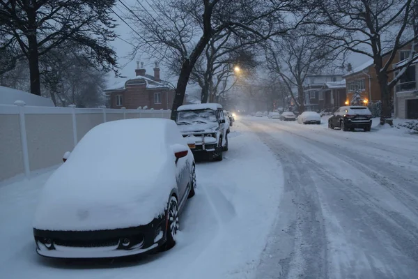 La nevicata continua a Brooklyn, New York dopo che la massiccia tempesta invernale Helena colpisce il nord-est . — Foto Stock