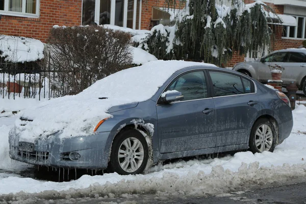 Coche bajo la nieve en Brooklyn, NY después de la masiva tormenta de invierno Helena golpea el noreste . — Foto de Stock