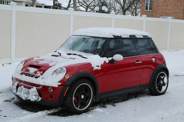 Coche bajo la nieve en Brooklyn, NY después de la masiva tormenta de invierno Helena golpea el noreste . —  Fotos de Stock