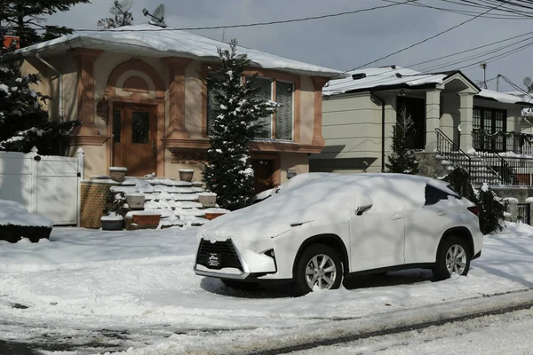 Car under snow in Brooklyn, NY after massive Winter Storm Helena strikes Northeast. — Stock Photo, Image