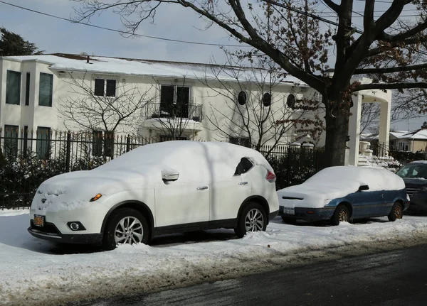 Αυτοκίνητο κάτω από το χιόνι στο Μπρούκλιν, Νέα Υόρκη μετά την μαζική Ελένης χειμώνα θύελλα χτυπά βορειοανατολικά. — Φωτογραφία Αρχείου
