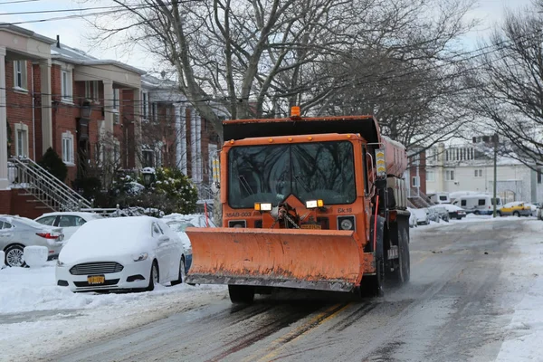 New York Department of Sanitation truck cleaning streets in Brooklyn, New York dopo la massiccia tempesta invernale Helen — Foto Stock