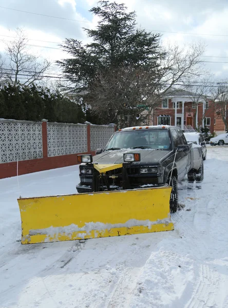 Kar pulluk kamyon Brooklyn, NY büyük kış fırtına Helen kuzeydoğusunda vurur sonra sokakları temizlemek için hazır — Stok fotoğraf