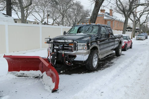 Camión de quitanieves en Brooklyn, NY listo para limpiar las calles después de la masiva tormenta de invierno Helen golpea el noreste — Foto de Stock