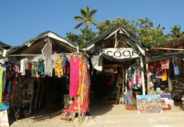 Yerel plaja Hediyelik eşya pazarı Playa Bayahibe Beach'de La Romana, Dominik Cumhuriyeti