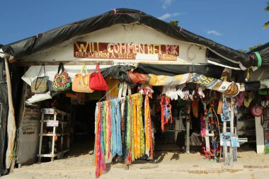 Yerel plaja Hediyelik eşya pazarı Playa Bayahibe Beach'de La Romana, Dominik Cumhuriyeti