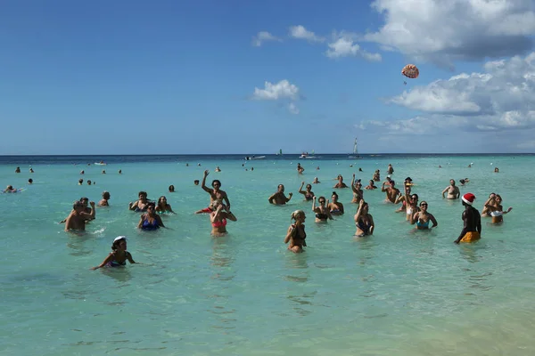 Szene am Strand von Playa Bayahibe in La Romana, Dominikanische Republik — Stockfoto