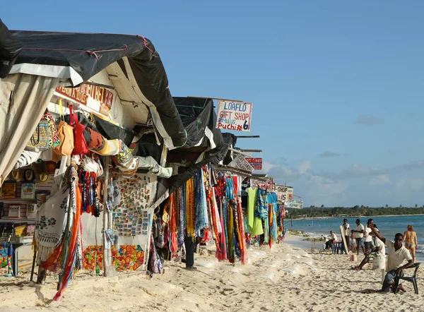 Vendedores locales en el mercado de recuerdos de playa en Playa Bayahibe Beach en La Romana, República Dominicana —  Fotos de Stock