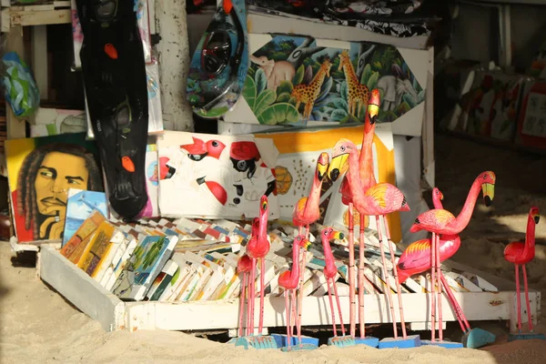 Souvenirs locales en el mercado de playa en Playa Bayahibe Beach en La Romana, República Dominicana —  Fotos de Stock