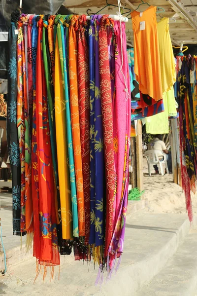 Local souvenirs at the beach market at Playa Bayahibe Beach in La Romana, Dominican Republic — Stock Photo, Image