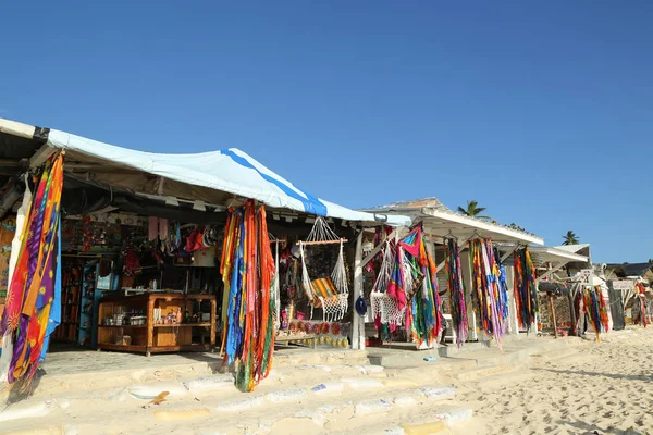 Yerel plaja Hediyelik eşya pazarı Playa Bayahibe Beach'de La Romana, Dominik Cumhuriyeti — Stok fotoğraf