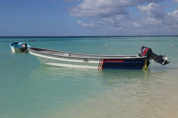 在普拉亚 Bayahibe 海滩在拉罗马纳，多米尼加共和国的潜水船 — 图库照片