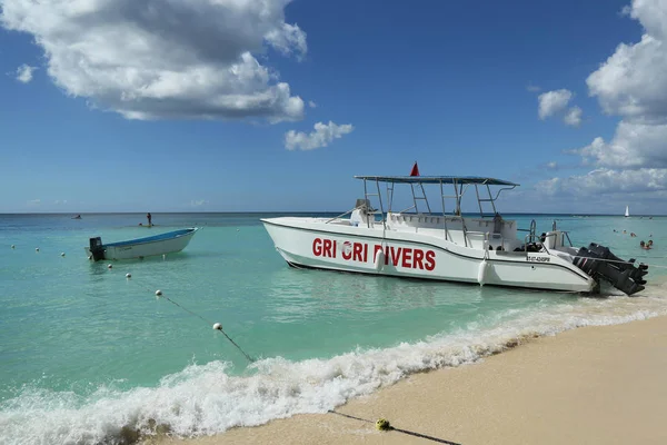 Bateau de plongée à Playa Bayahibe Beach à La Romana, République Dominicaine — Photo